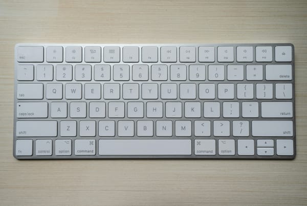 英語配列の白いキーボード