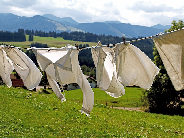 風に煽られる洗濯物