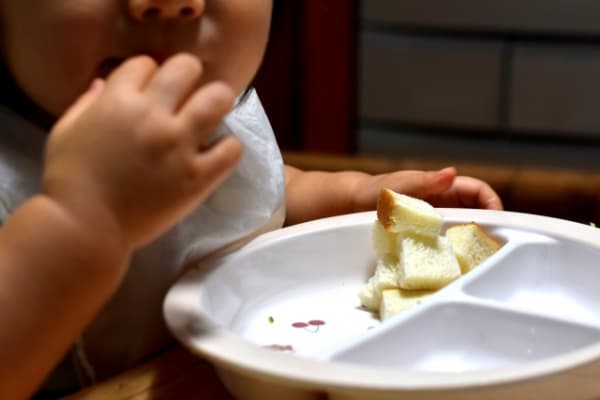 手づかみ食べをしている赤ちゃん