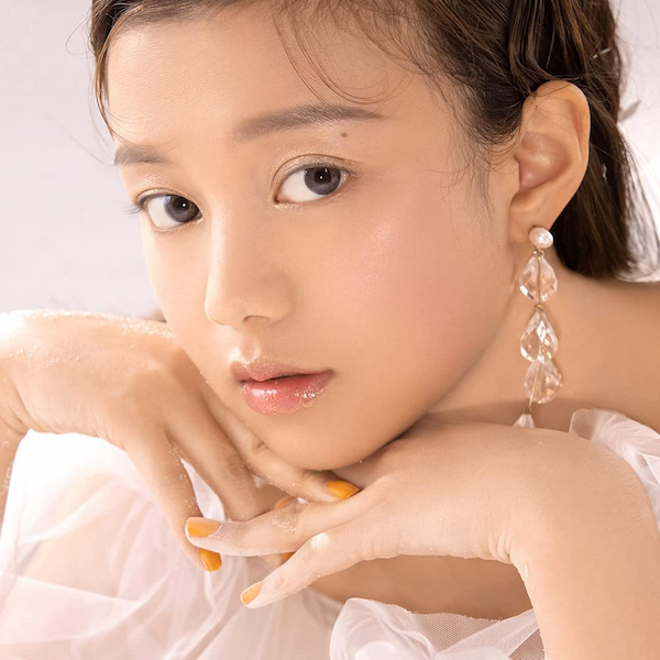 ツヤっぽいメイクをした女性