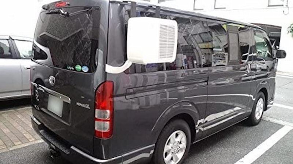 室外機を取り付けた車