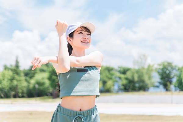 スポーツ着に帽子を被っている若い女性