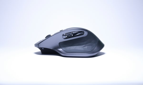 サイドボタンを搭載したロジクールの黒いワイヤレスマウス