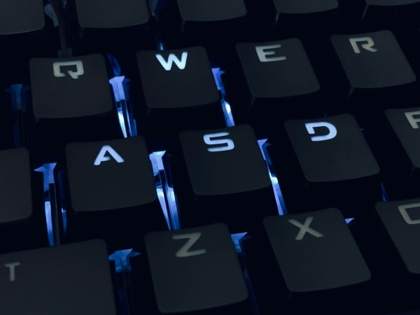 黒色のキーキャップと白色文字のキーボード