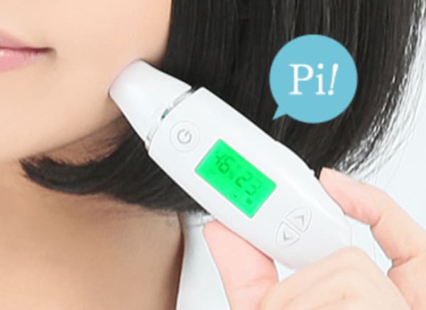 スキンチェッカーを使う女性