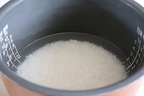 米と水を入れた炊飯釜