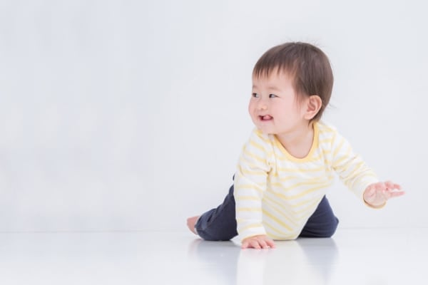 ハイハイする赤ちゃん