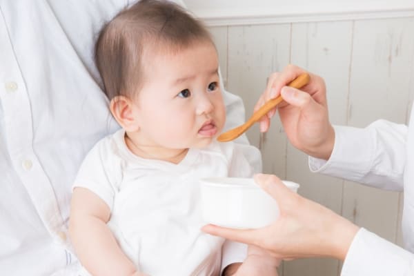 離乳食を食べる赤ちゃん