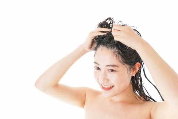 頭皮を洗う女性