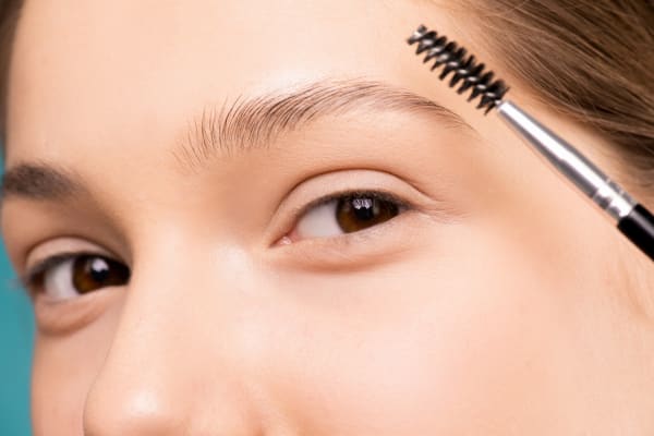 眉毛を整える女性