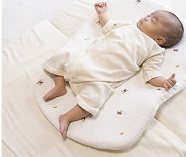 ケラッタの背中スイッチクッションの上で寝ている赤ちゃん