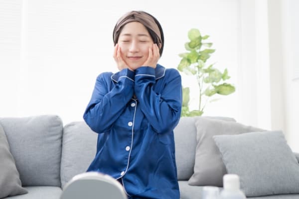 スキンケアをする女性