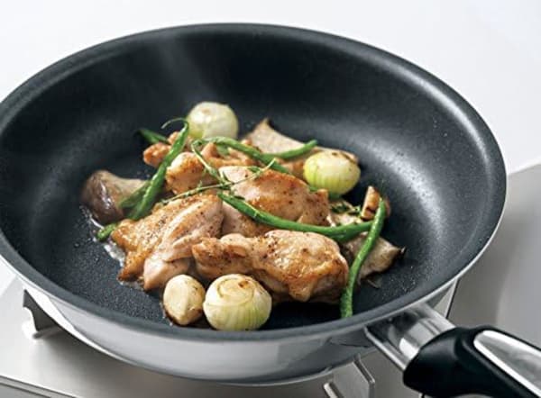フライパンでチキンのソテーを作る