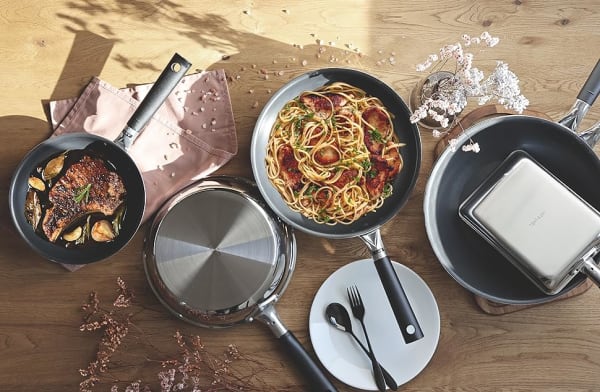 パスタとステーキがのったフライパン