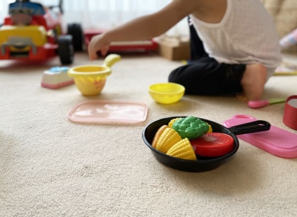 おままごとで遊ぶ幼児