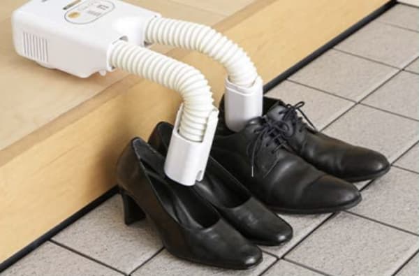 靴乾燥機で革靴を乾かす