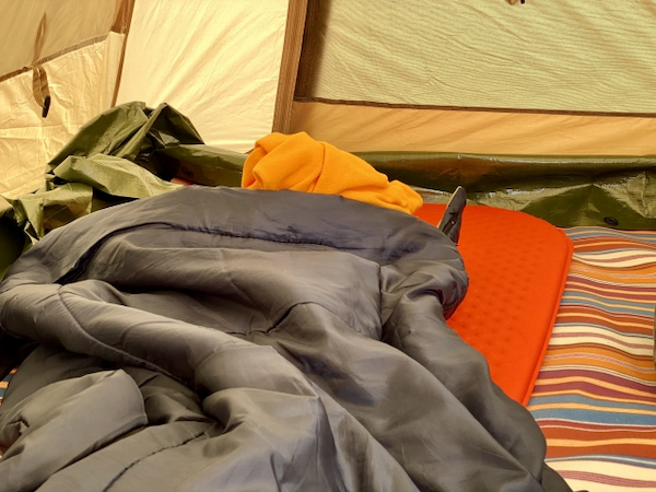 キャンプマットの上に敷いた寝袋