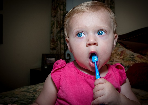 歯磨きをする赤ちゃん