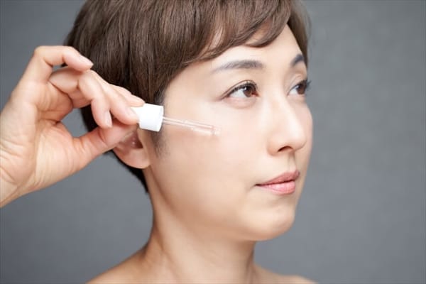 美容液を塗布する女性
