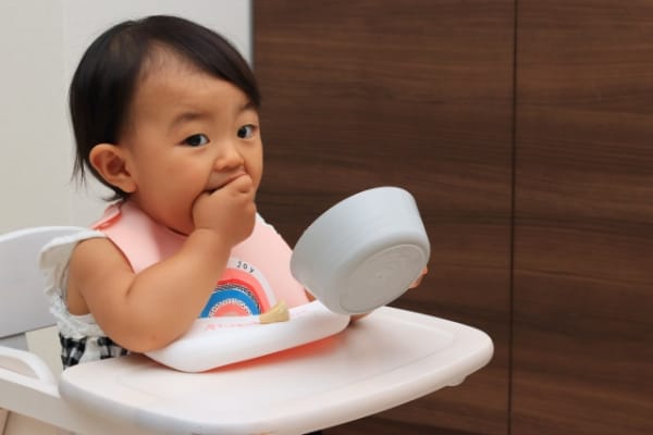 離乳食を手づかみする子ども