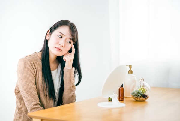 目元を気にする女の子