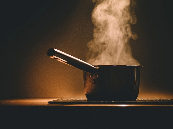 沸騰している鍋の画像