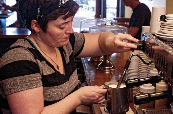 コーヒーを作る女性
