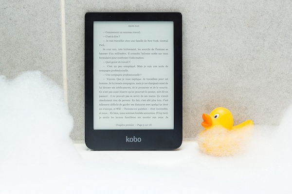 バスルームに置かれた防水機能付きタブレット