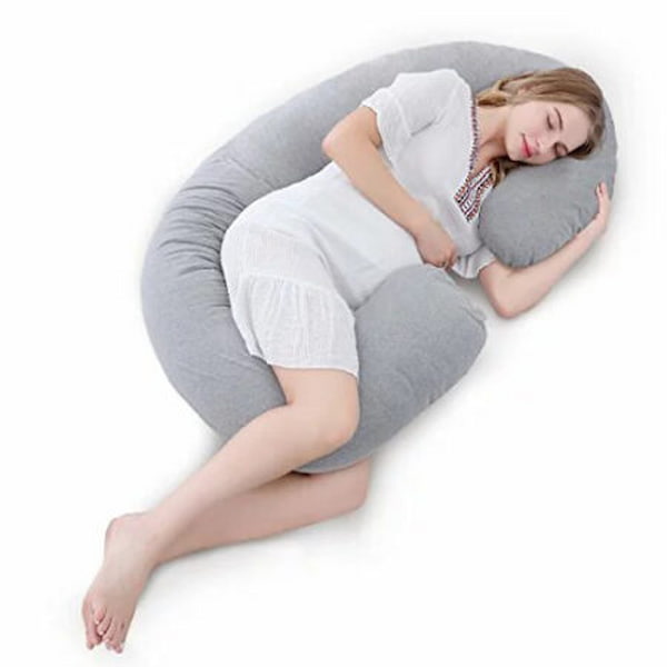 ポリエステル素材の抱き枕を抱く女性